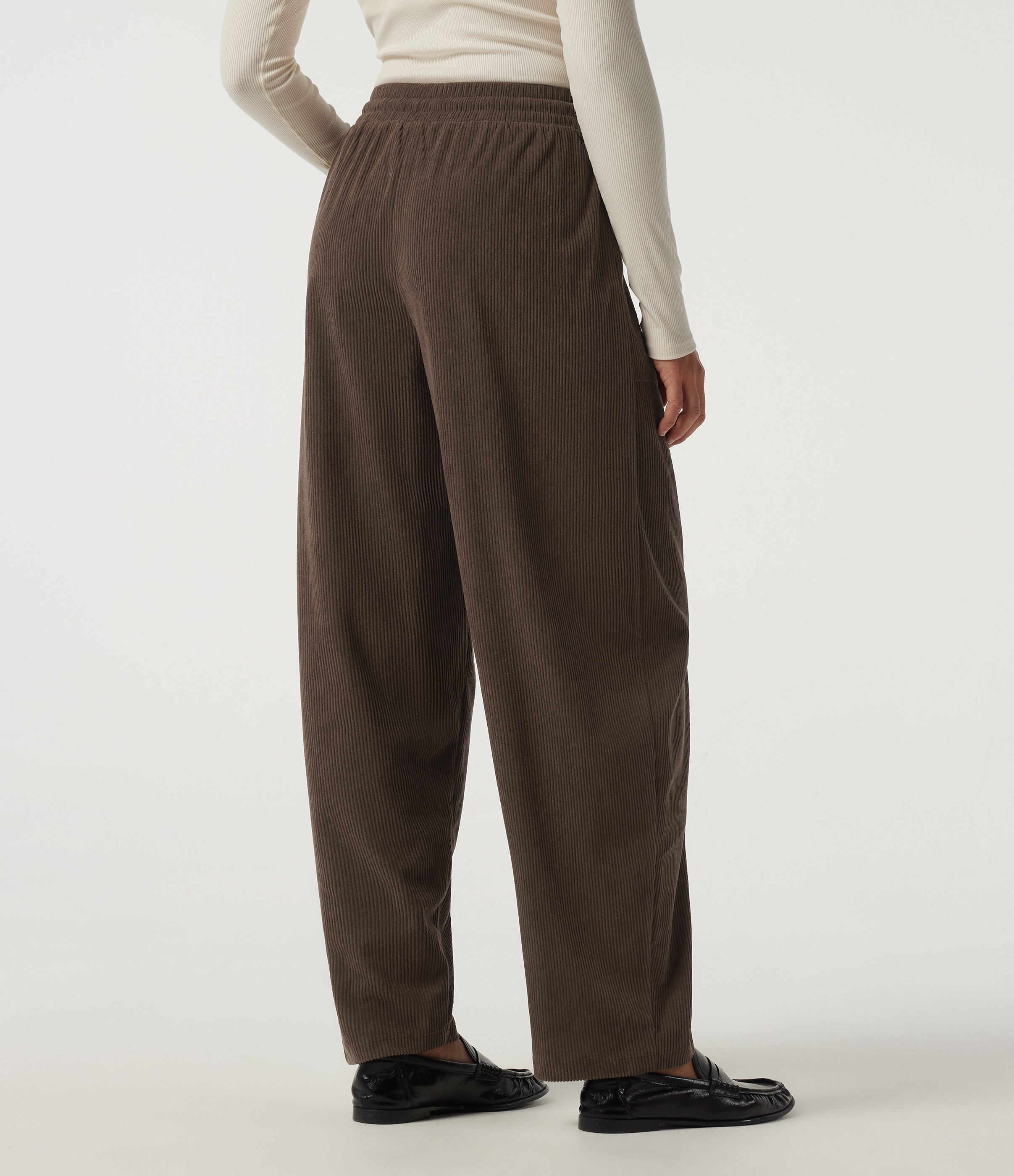 Slate Black Pantalones casual de pana de talle alto con cordón, corte cónico y bolsillos. / 2