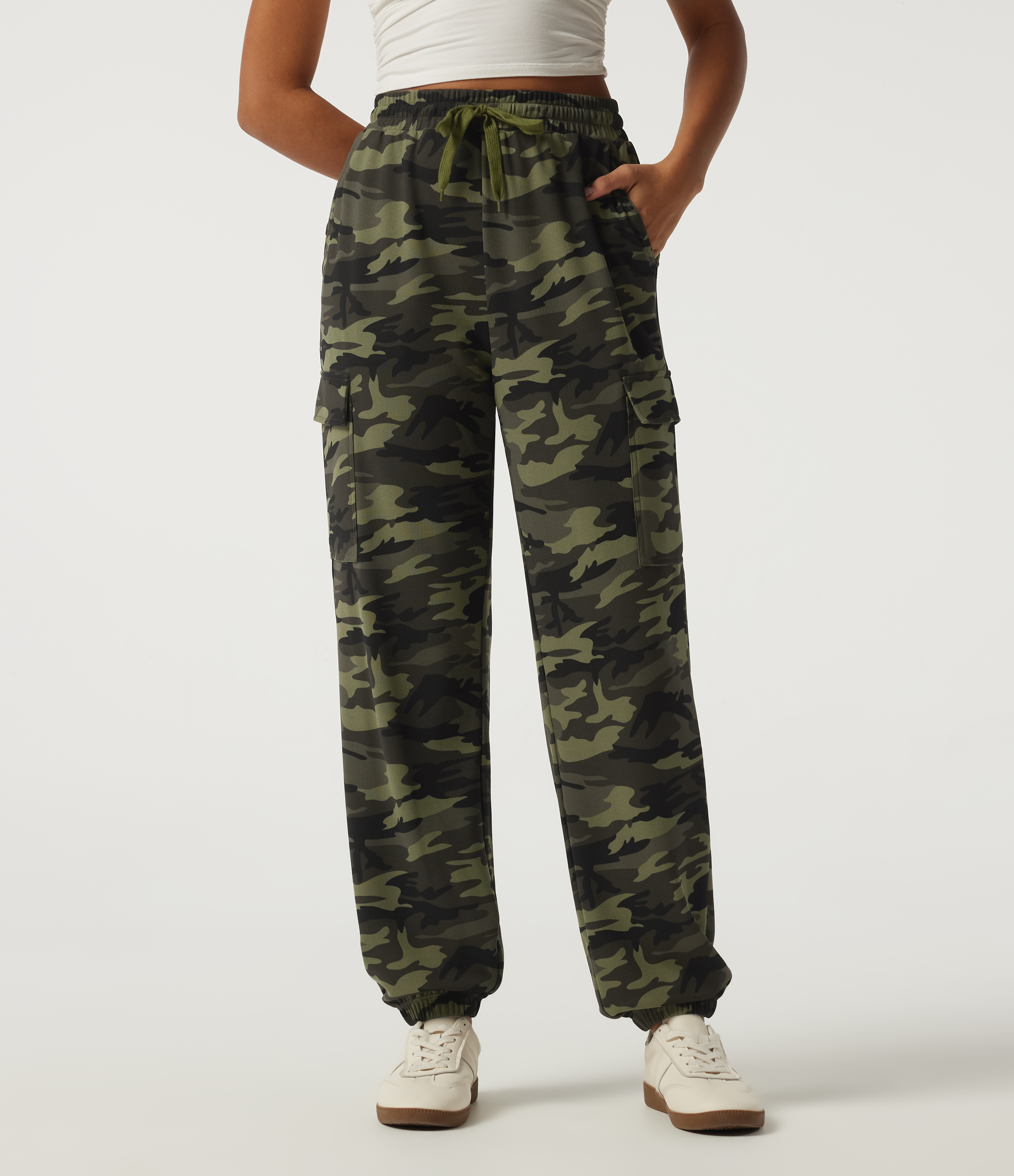 Lässige Hose mit hohem Bund, Seitentaschen, Kordelzug, Camouflage-Muster und Waffelstoff