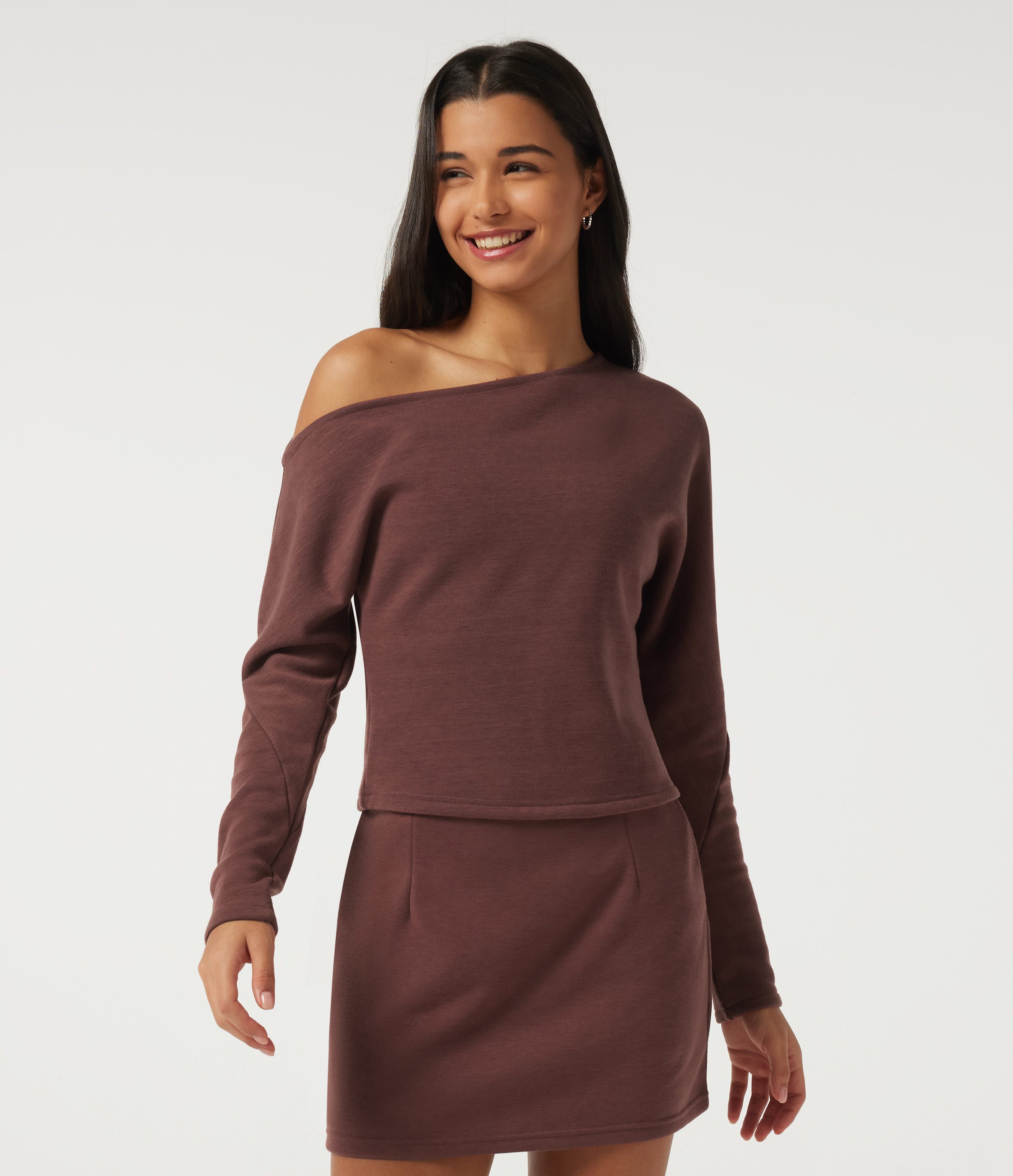 Casual sweatshirt met één open schouder en lange mouwen