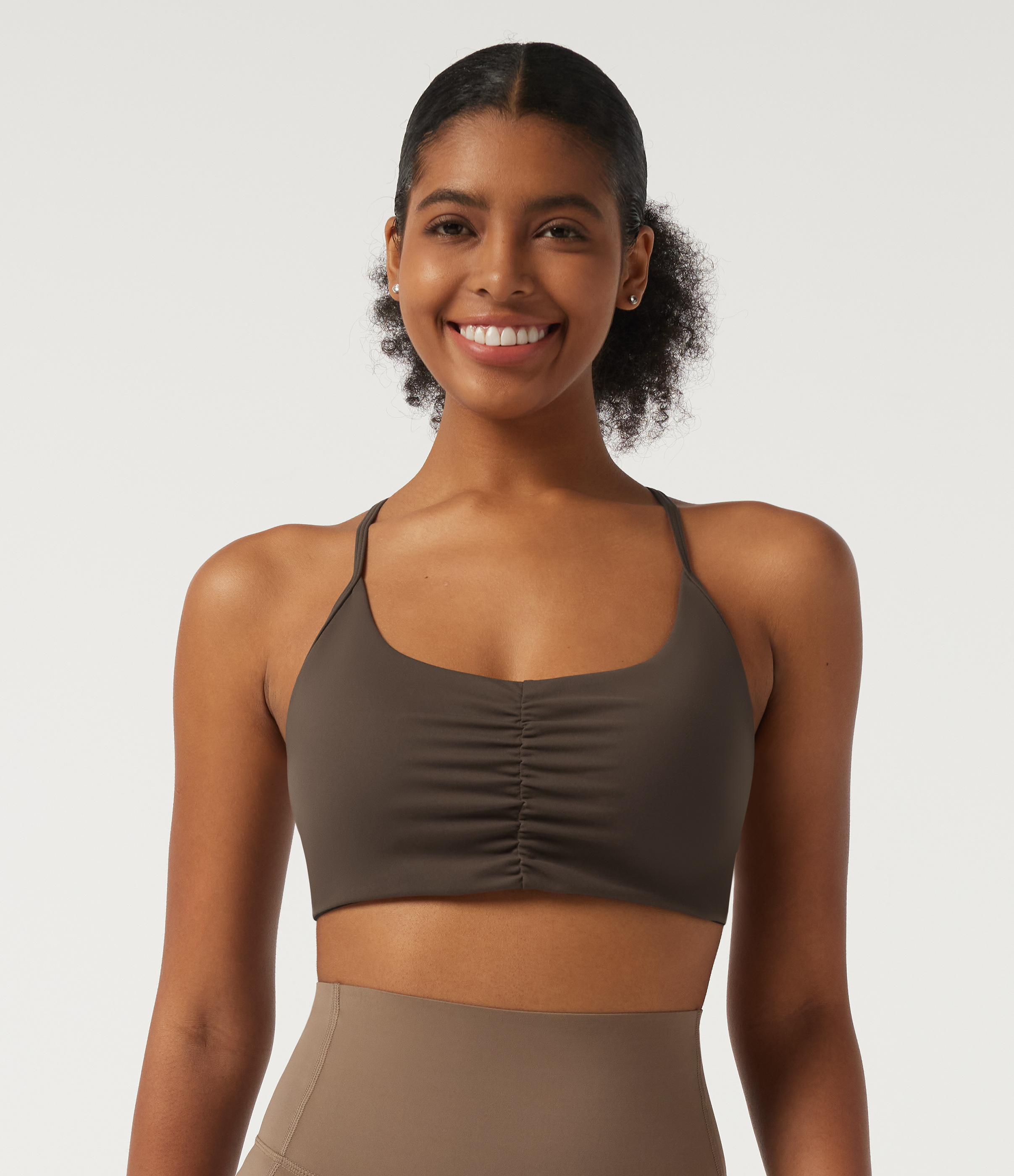 Chocolate Martini SoftlyZero™ de felpa: sujetador deportivo para yoga de bajo soporte, con escote en U, fruncido y copa integrada / 2