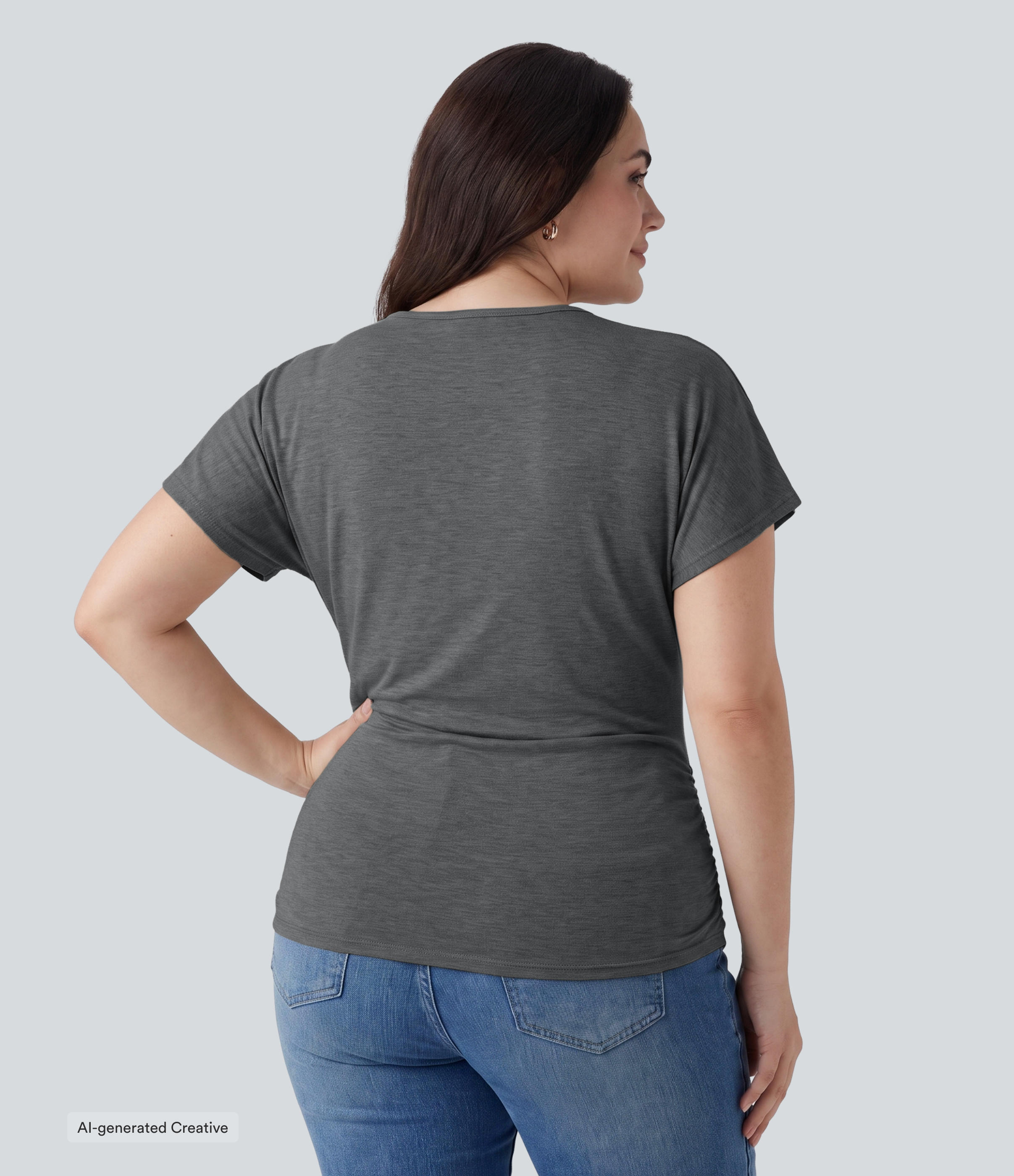 Darl Gray Floral Yarn Lässiges, gerafftes Top mit V-Ausschnitt und kurzen Ärmeln - Plus Size / 2