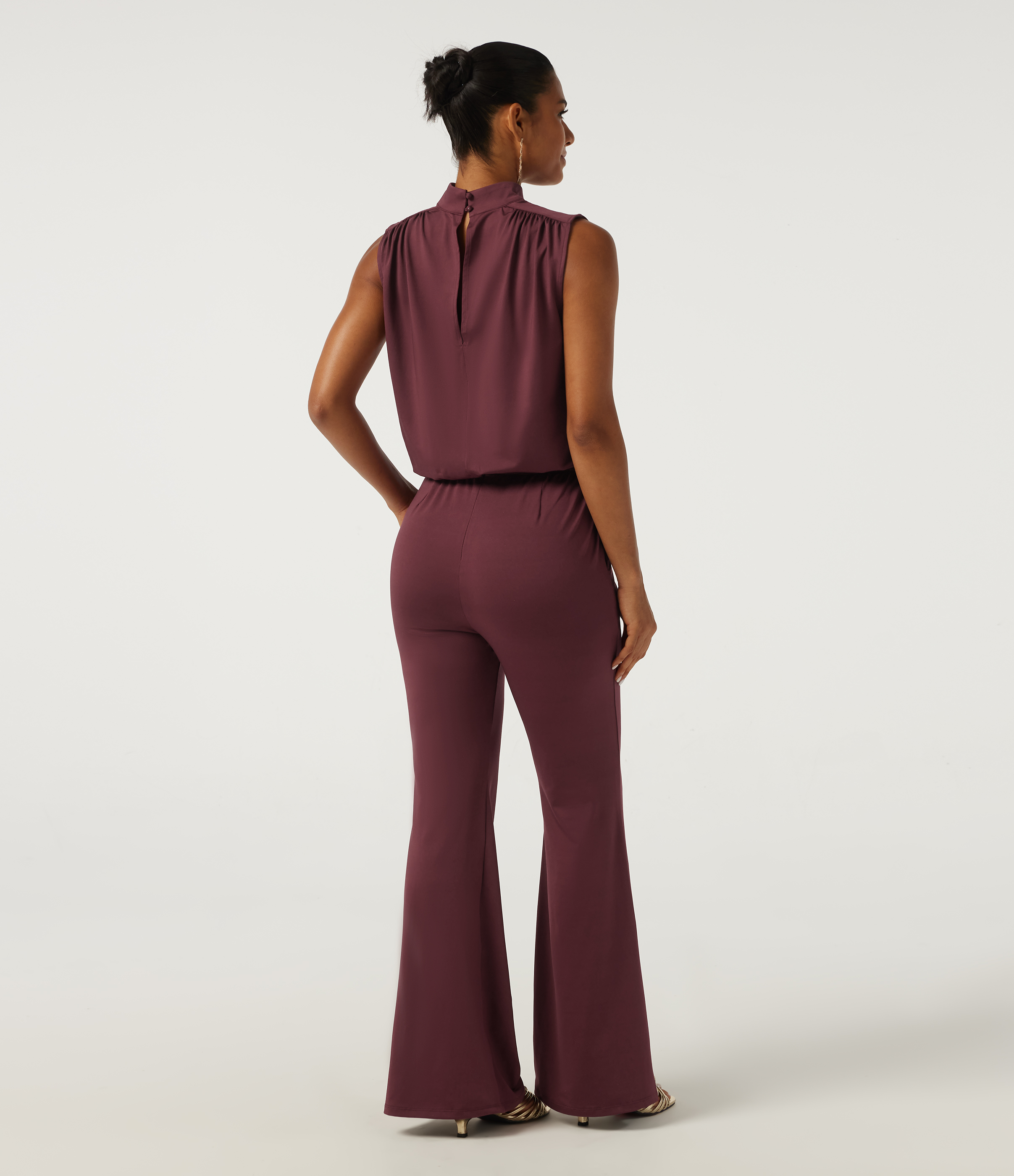 New Maroon Ärmelloser Party-Jumpsuit mit Stehkragen, Seitentaschen, Schlüssellochausschnitt hinten und ausgestelltem Bein - Easy Peezy Edition / 2