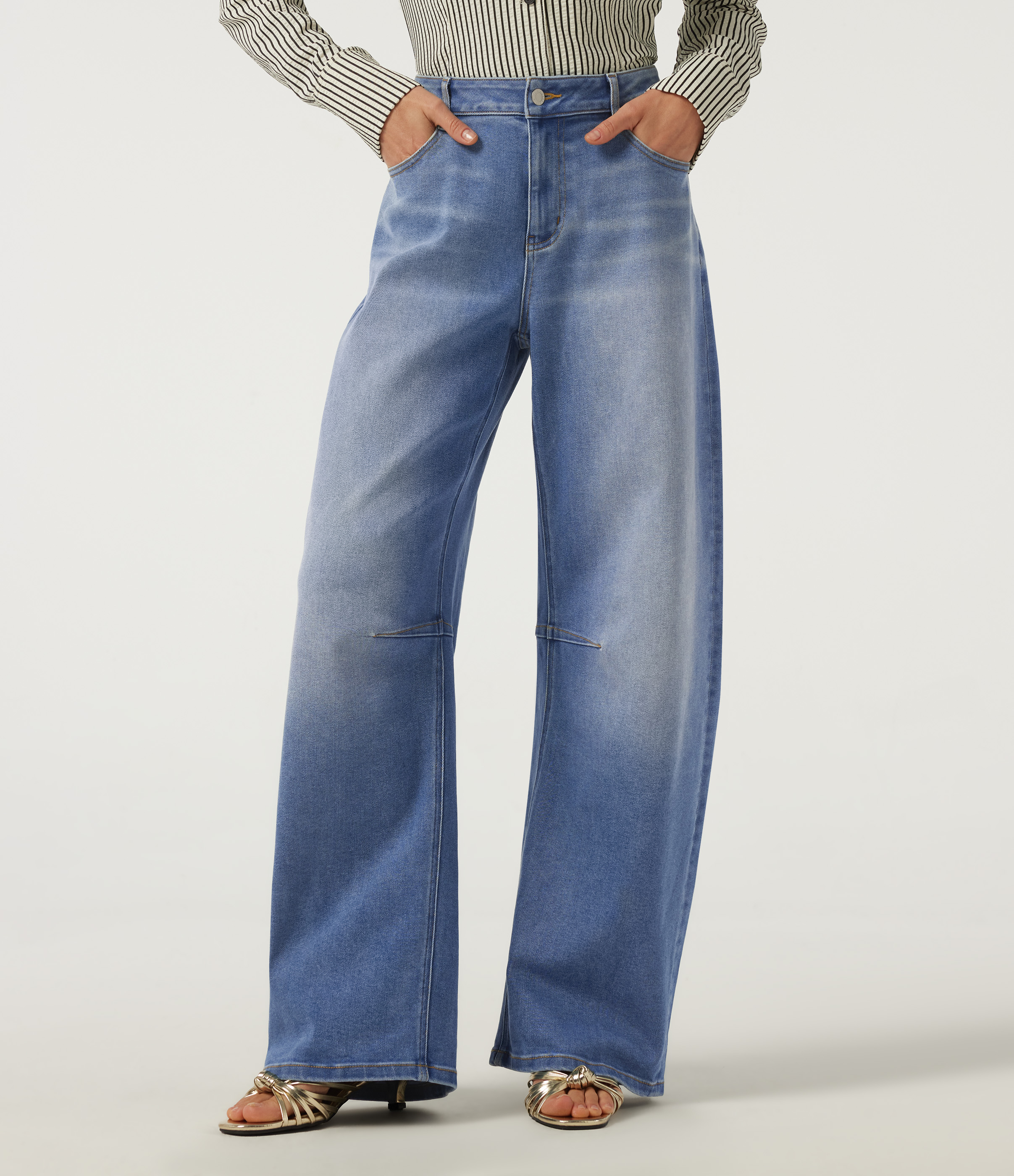 Mid Rise Barrel Leg Casual Jeans with Pockets