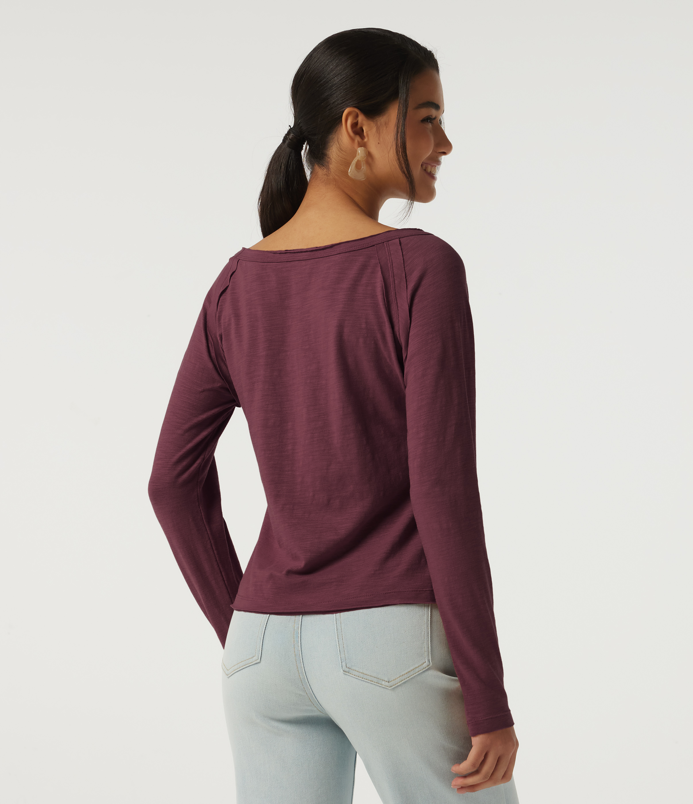 Maroon Banner Lässiges Top aus Baumwolle mit U-Boot-Ausschnitt und langen Ärmeln / 2