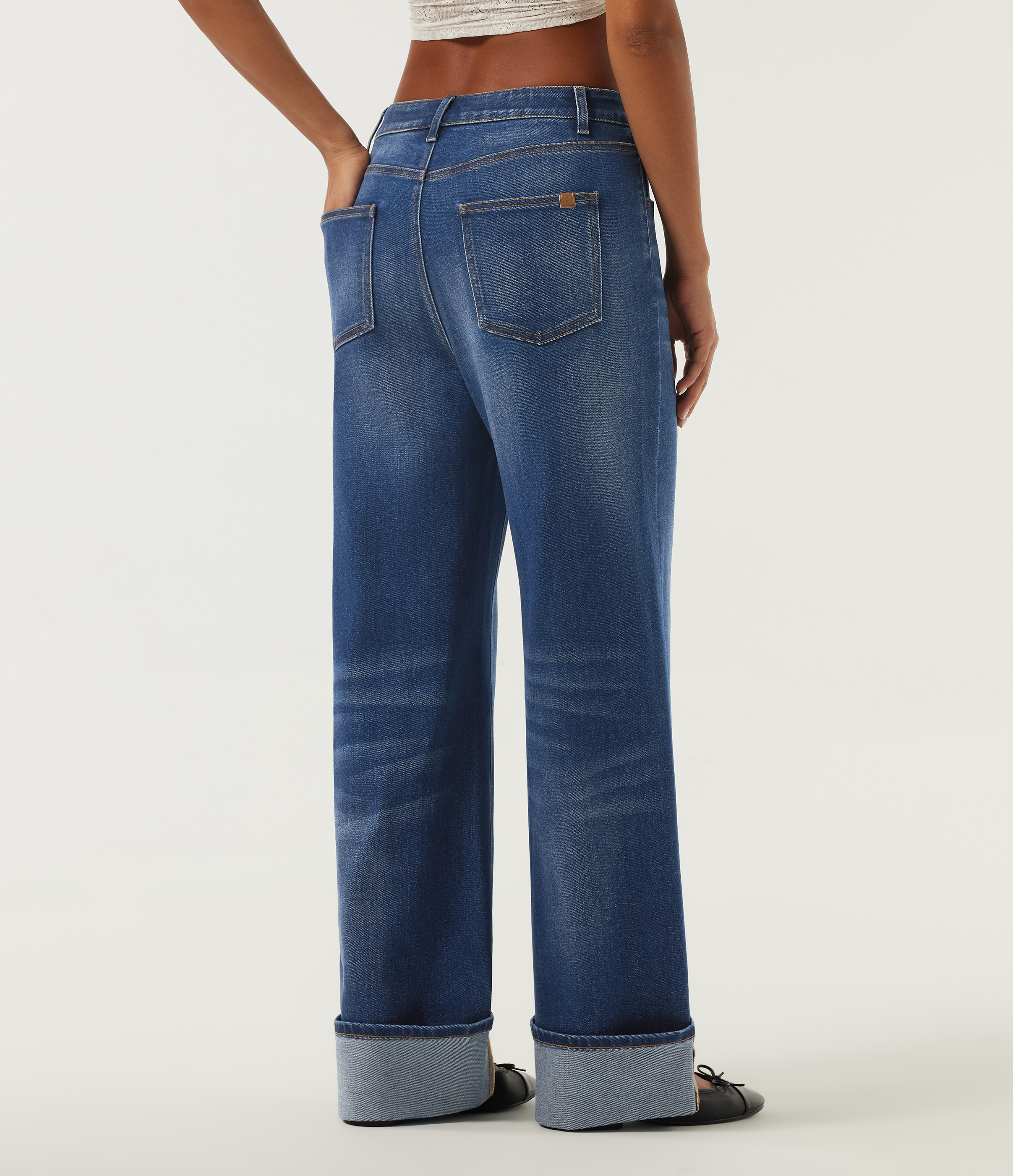 Tide Blue Denim Lässige Baumwoll-Jeans mit mittlerer Bundhöhe, weitem Bein, umgeschlagenem Saum und Taschen / 2