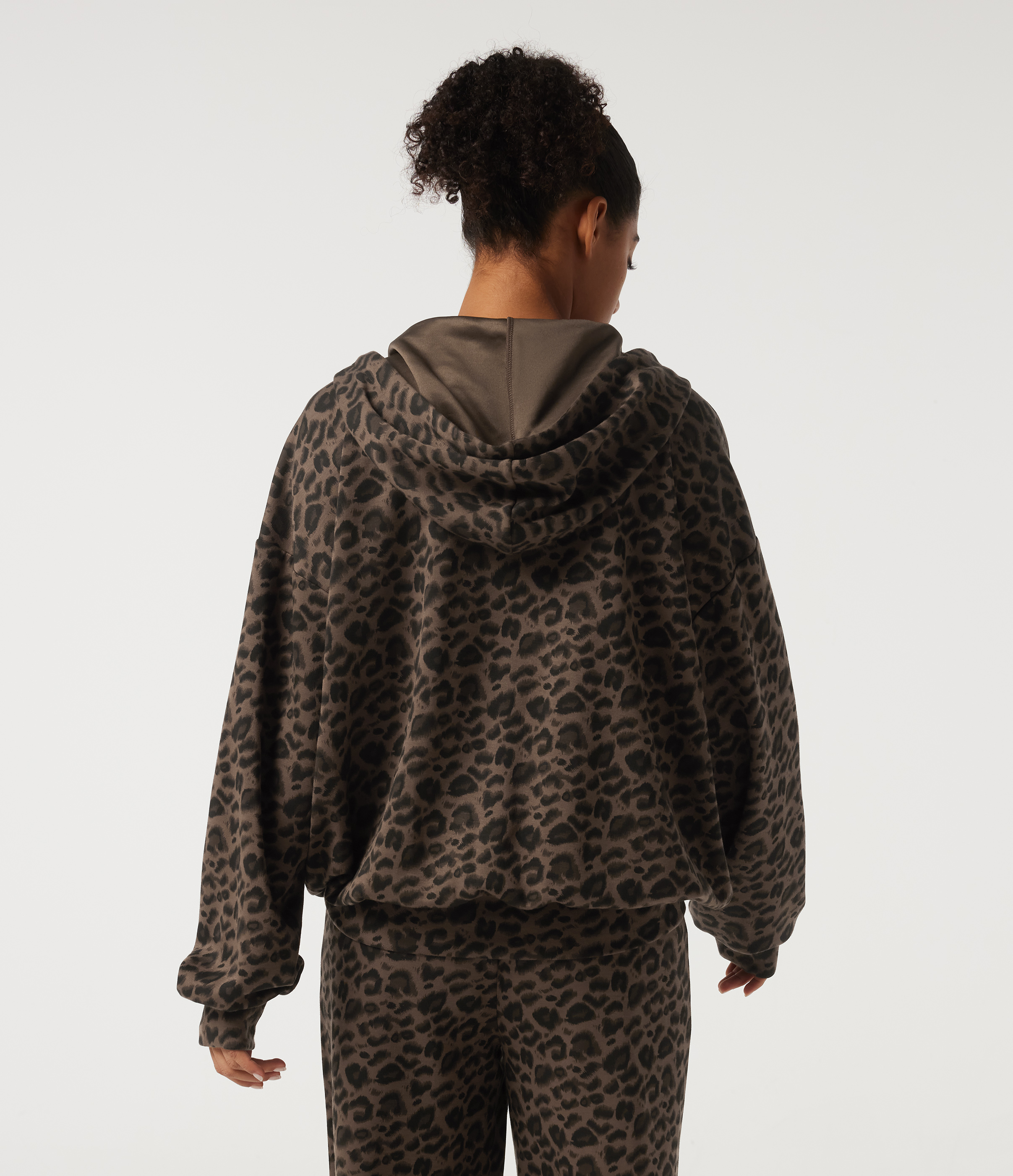 Beige and Brown Leopard Lässiges Kapuzen-Sweatshirt mit langen Ärmeln, Leopardenmuster und Taschen / 2