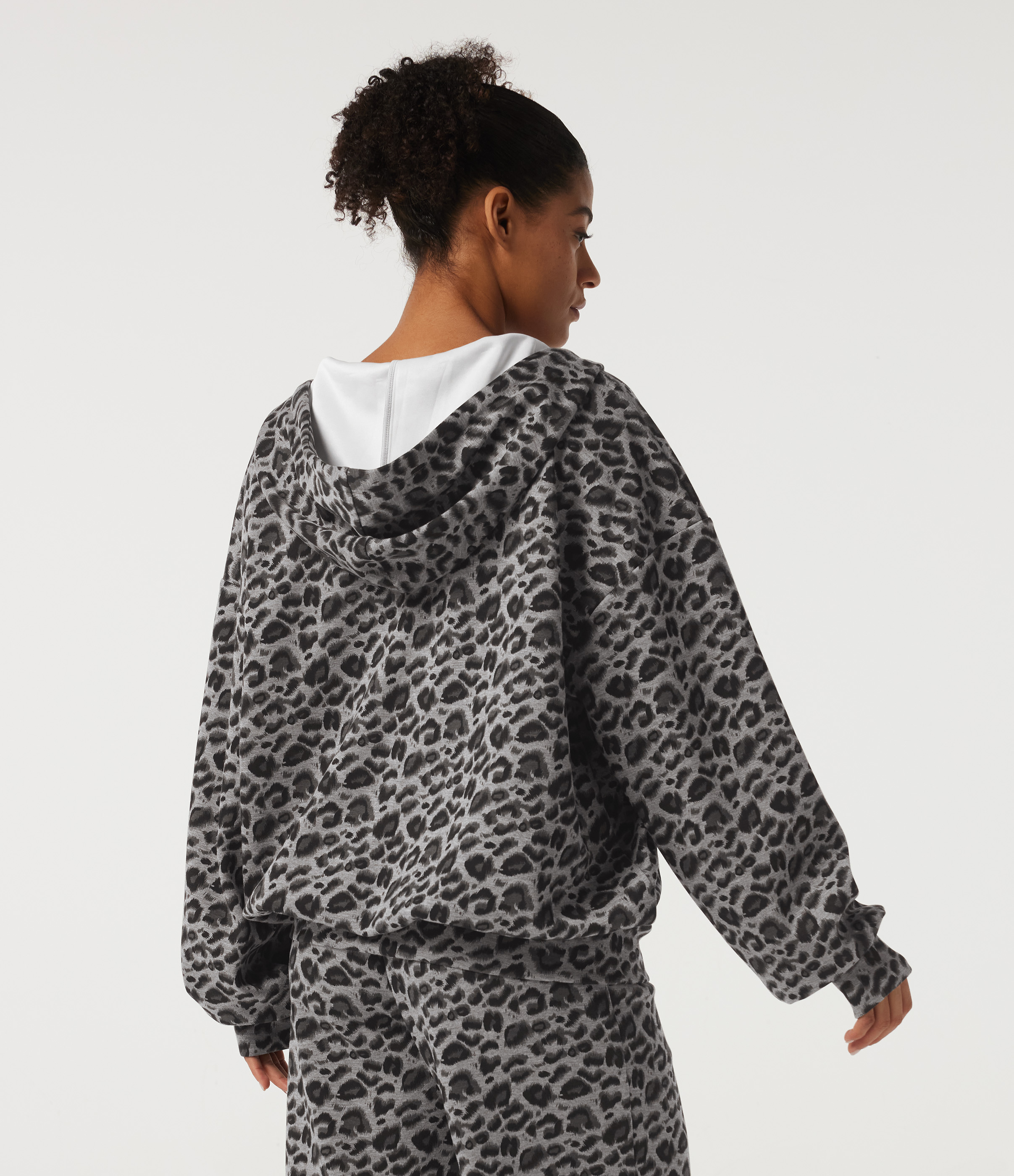 Silver Leopard Print Sudadera casual con capucha y mangas largas, estampado de leopardo y bolsillos / 2