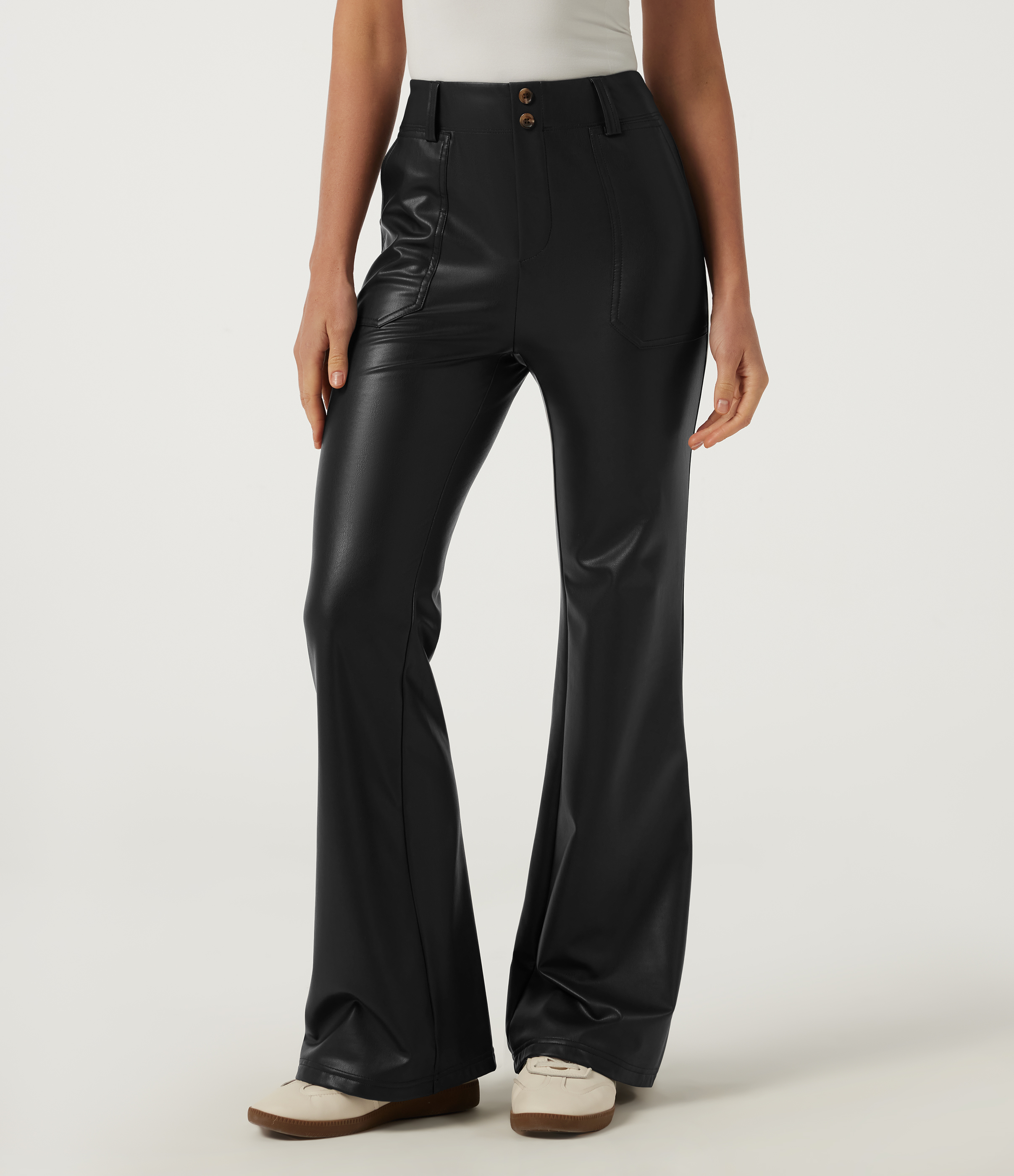 Lässige Freizeithose mit mittlerer Bundhöhe, ausgestelltem Bein, dehnbarem PU-Fleece und Taschen.