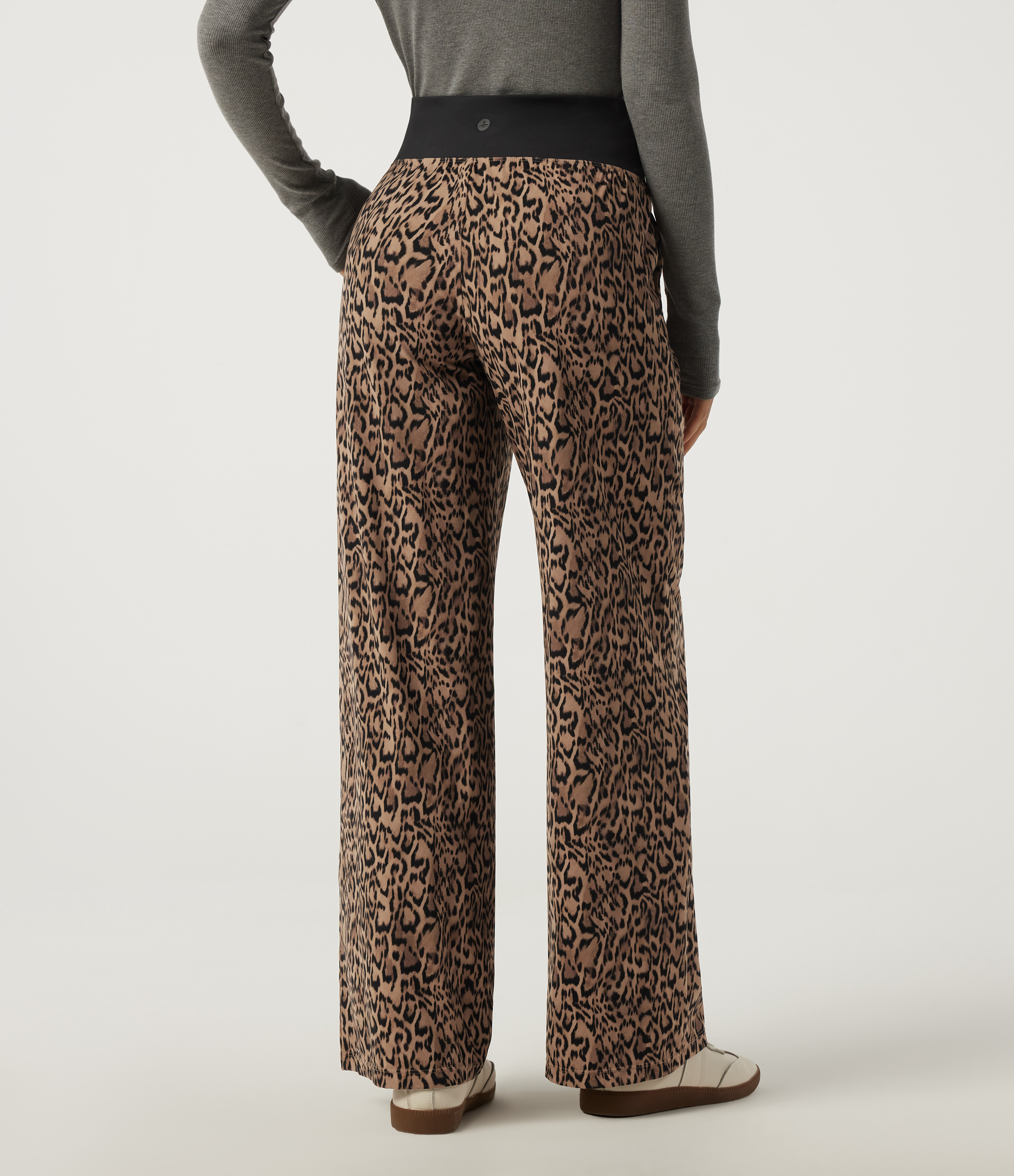 Tan Leopard Halara UltraSculpt™ - Lässige Hose mit mittelhohem Bund Seitentaschen, Kordelzug, Leopardenmuster und geradem Bein / 2
