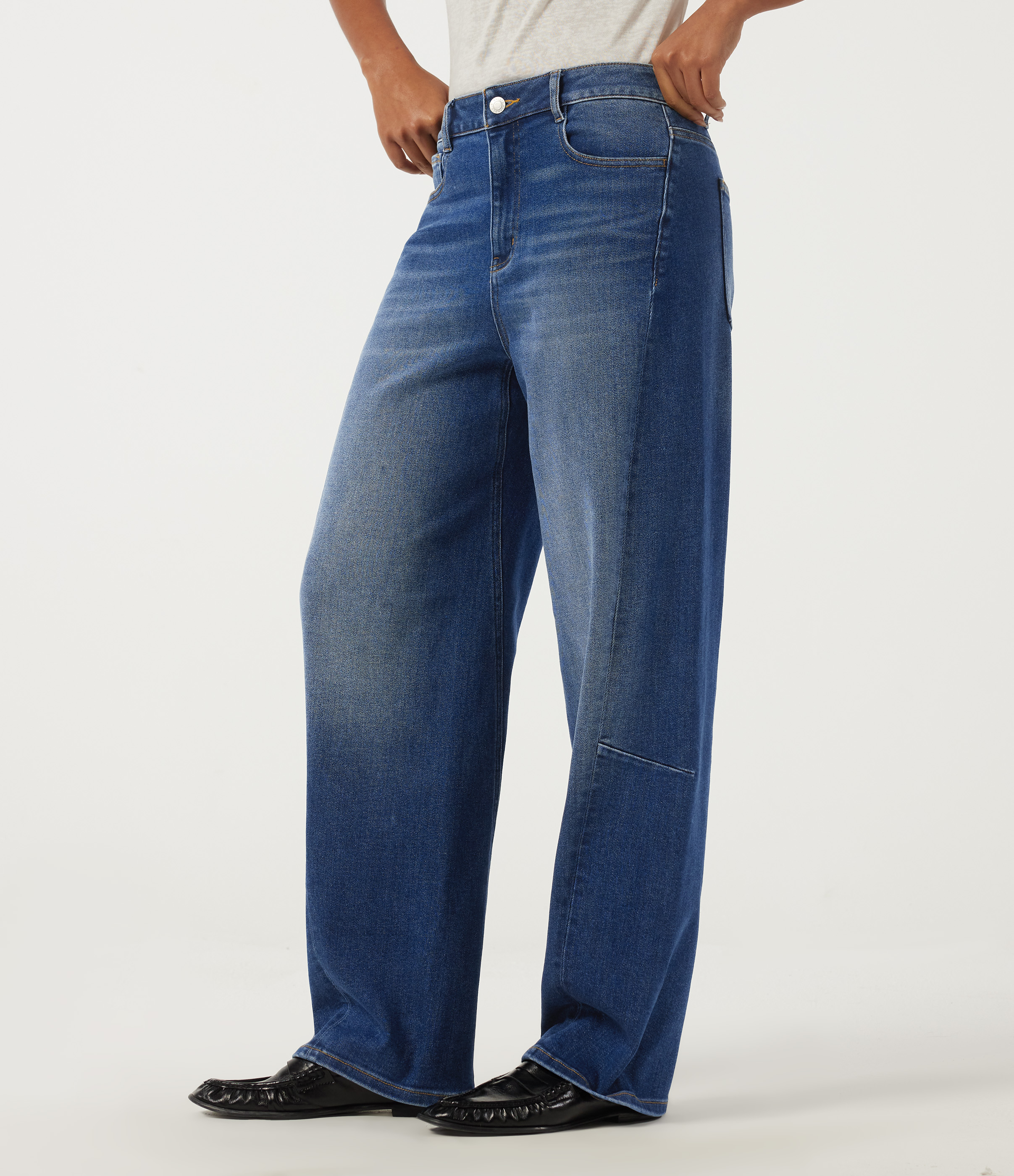 Mid Rise Barrel Leg Casual Jeans with Pockets