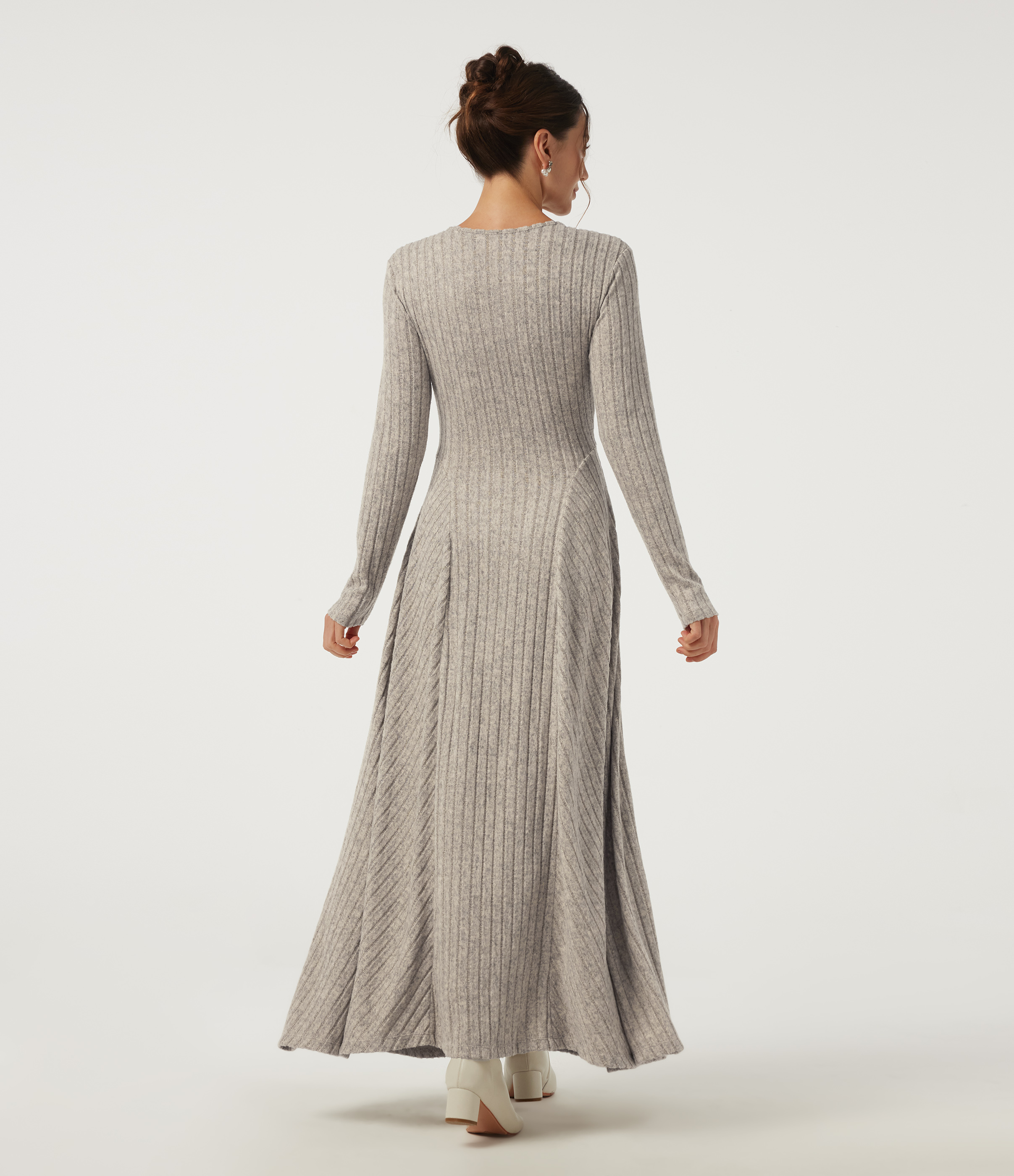 Warm Grey Floral Velvet Lässiges, ausgestelltes Maxikleid aus geripptem Strick mit V-Ausschnitt, Seitentaschen und langen Ärmeln / 2