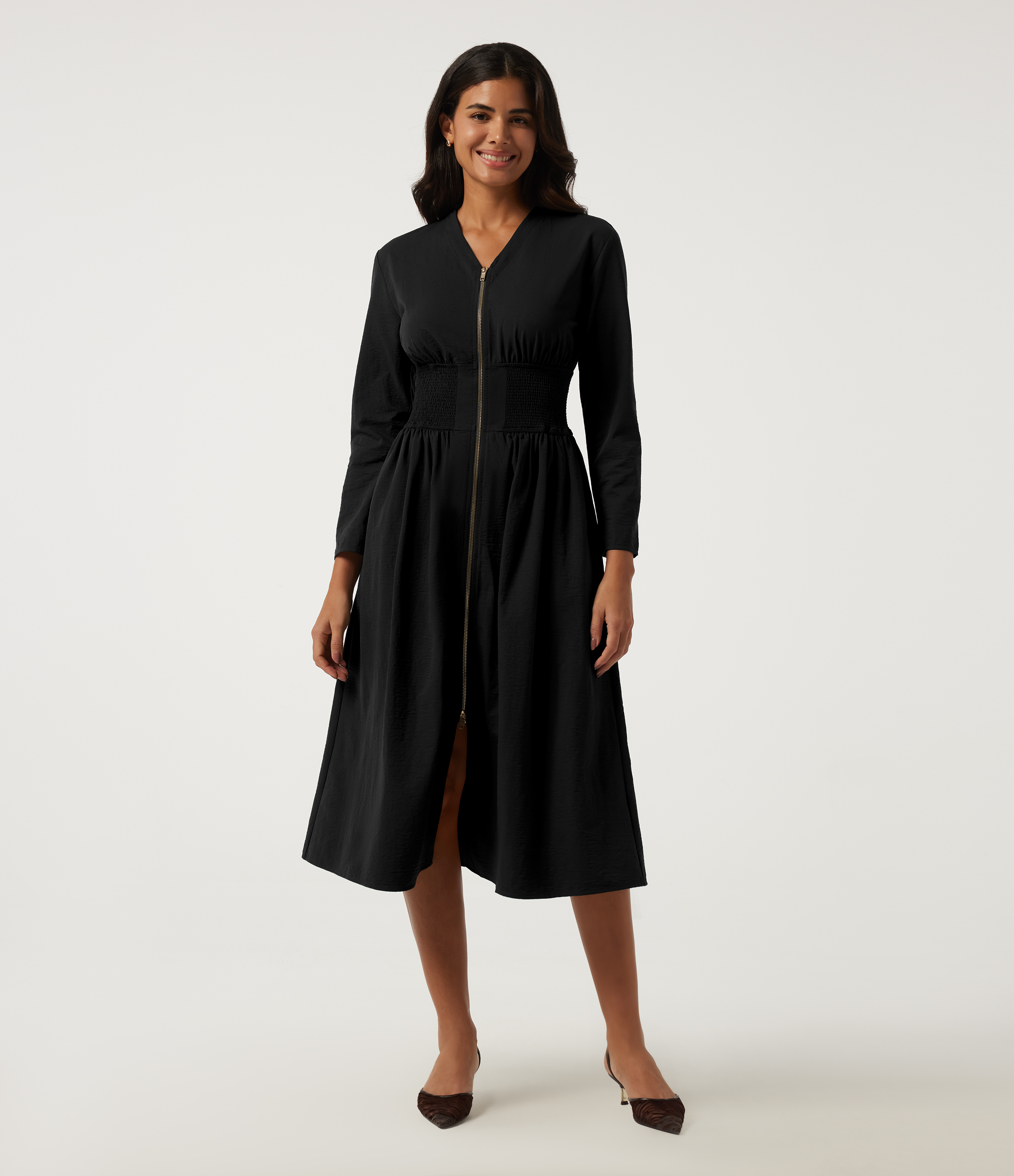 Robe midi de travail trapèze à manches longues, encolure en V et poches.